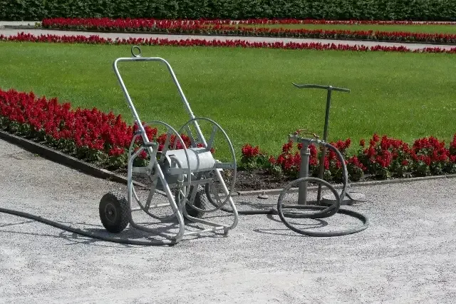 Wózek na wąż - co warto o nim wiedzieć?