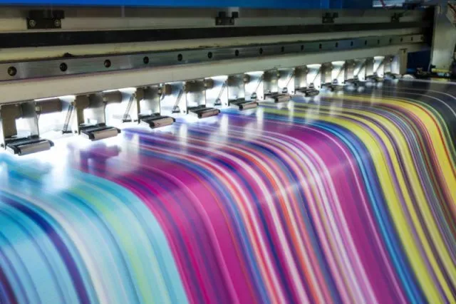 Zalety i wady druku fleksograficznego w kontekście etykietowania produktów
