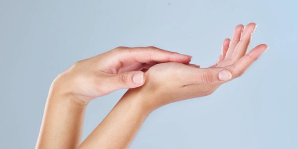 Jak skutecznie dbać o delikatną skórę dłoni