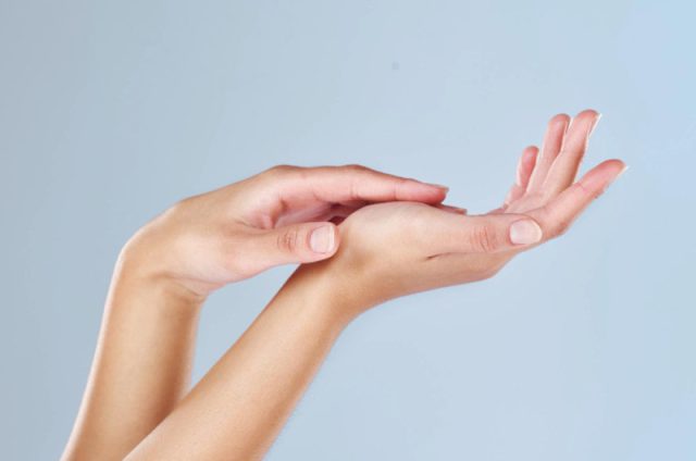 Jak skutecznie dbać o delikatną skórę dłoni